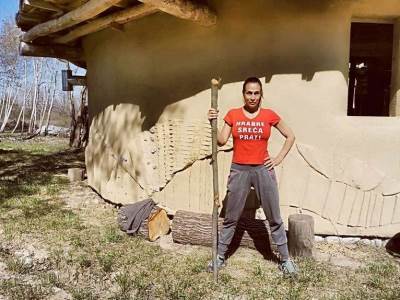  PEVAČICA KOJA ŽIVI U KUĆI OD GLINE: Izgubila nevinost u 13. godini - s drugaricama izvlačila šibice koja će prva! 