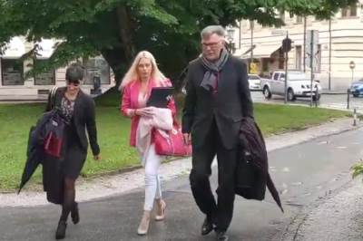  JULIJA ODSEKLA SEBI ŠAKU ZBOG OSIGURANJA?! Bizaran slučaj trese Sloveniju 