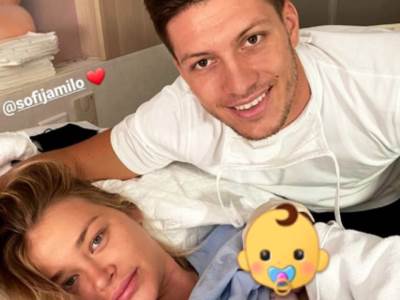  LUKA JOVIĆ I SOFIJA MILOŠEVIĆ DOBILI BEBU: Prva slika iz porodilišta! (FOTO) 
