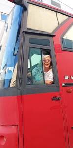  NEĆE ME NIŠTA, NEMAM POSLA: Zorica Marković vozi autobus! "Prodajem cigare i garderobu"! (VIDEO) 