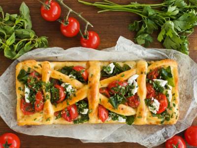  GOTOV ZA POLA SATA! Najukusniji tart sa paradajzom i sirom, smazaćete ga u dahu! 