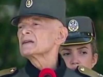  TIHOMIR ARSIĆ VODI ŽIVOTNU BITKU: Glumac neprepoznatljiv na promociji mladih oficira (VIDEO) 