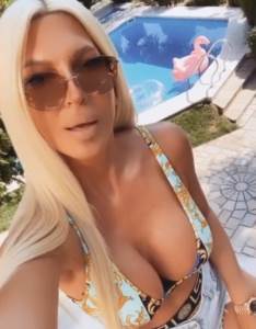   Jelena Karleuša u skupocjenom bikiniju pozirala u svom dvorištu!  
