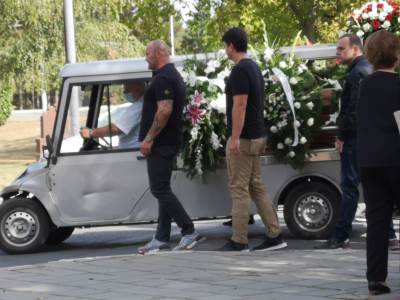  SAHRANA UBIJENOG STRAHINJE: Kolumbijka u suzama, više od 100 ljudi u koloni (FOTO) 