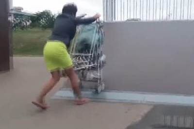  PIJANA MAJKA ZGROZILA CIJELU ZEMLJU: Pogledajte šta radi sa bebom, sad je policija na potezu (VIDEO) 