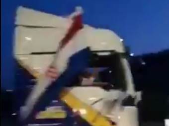  SVATOVI U HERCEGOVINI NAPRAVILI HAOS: Divljali sa kamionom na kružnom toku, prva bračna noć u policiji (VIDEO) 