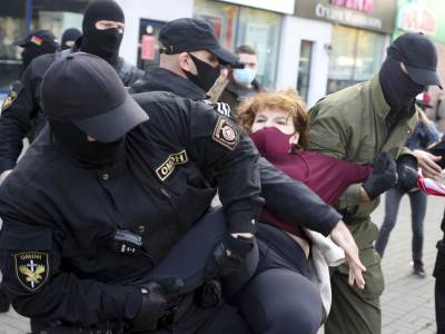  NOVE POTRESNE SCENE IZ MINSKA: Žene plaču, policija mlati!Privedeno oko 100 demonstranata (VIDEO,FOTO) 
