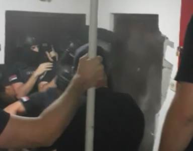  SPECIJALCI POD PUNOM OPREMOM ULETELI U STAN UBICE STRAHINJE STOJANOVIĆA! Pogledajte akciju policije na Vračaru! (VIDEO) 