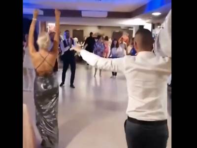  SRPSKA SVADBA O KOJOJ SVI PRIČAJU: Kum ušetao na podijum sa "poklončićem" na ramenu i napravio haos! VIDEO 