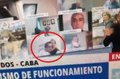  Uhvaćen u akciji sa partnerkom tokom virtuelne sednice kongresa Argentine! 