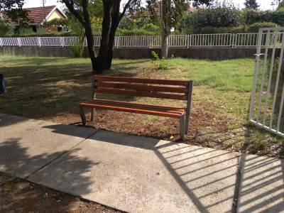  Gradsko Zelenilo postavilo nove klupe ispred Covid ambulante u Tološima 