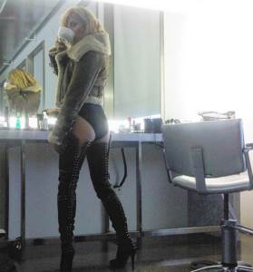  HAJDI, ZABORAVILA SI PANTALONE: Manekenka prošetala u gaćama i na visokim štiklama! Pratioci šokirani stajlingom! (FOTO) 