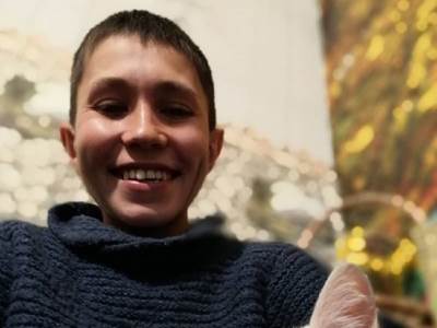  IZGLEDA KAO DEČAK, ALI NIJE: Nećete verovati koliko ovaj čovek ima godina! 