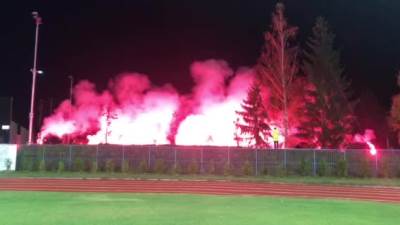  NAVIJAČA NEMA, BAKLJADE IMA: Delije iznenadile fudbalere u Lučanima (VIDEO) 