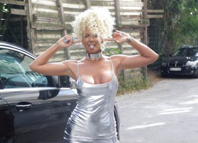  JK U VRELOM IZDANJU: Nikad kraći minić, ogroman dekolte, a njenoj novoj frizuri PRIČAJU SVI! (FOTO) 