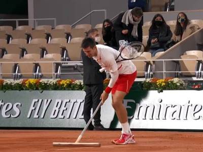  NOVAK SE LJUTIO, UPOZORAVAO SUDIJE, POPRAVLJAO TEREN: Ali plasman u osminu finala nije dolazio u pit 