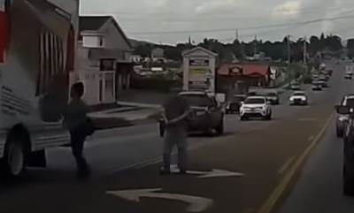  ZAŽALILA ŠTO JE PREŠLA VAN PJEŠAČKOG: Pokazala vozačima srednji prst, pa dobila ŠAMARČINU  