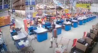  UŽAS U SUPERMARKETU! Rafovi počeli da se obrušavaju na ljude, JEDNA OSOBA POGINULA (VIDEO) 
