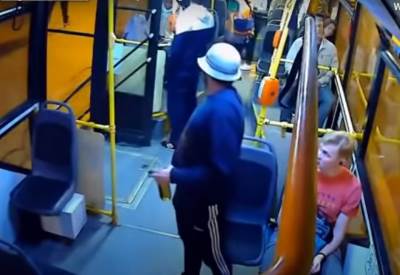   Putnik nije imao kartu pa udario kontrolorku, a onda je nastao opšti HAOS! 