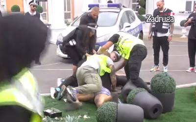  RASULO! KRISTIJAN SKOČIO NA TOMOVIĆA, A ON CVILI I MOLI: Golubović bez milosti prema Crnogorcu! (VIDEO) 