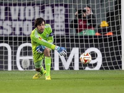  KORONA IZVODI POMOĆNOG TRENERA NA TEREN: Legendarni ukrajinski golman prekida penziju i sa 45 staje  