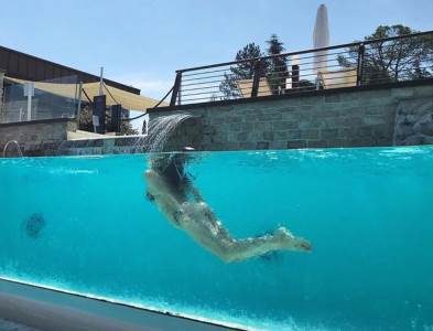  KAKAV JE SREĆNIK OVAJ TEODOSIĆ! Skinula se Jelisaveta Orašanin – seksepilna glumica sve pokazala! 