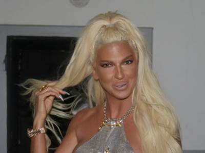  KARLEUŠA BEZ BRUSA, A ZIHERNADLE JEDVA DRŽE DA NE IZVIRI: Malena haljina na rupice malo toga sakrila (FOTO) 