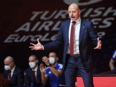  ZVEZDA NEĆE STIZATI DA IZAĐE IZ AVIONA: Pet dana, tri gostovanja! 