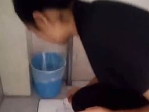  ČISTAČICA PIJE VODU IZ ČUČAVCA: Ovaj snimak je zgrozio svet, a razlog je bizaran (VIDEO) 