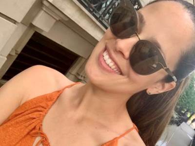  GOLE NOGE ANE IVANOVIĆ ZAPALILE INSTAGRAM: Pozirala na barskoj stolici, a duboki šlic sve otkrio (FOTO) 