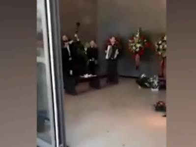  ŠOKANTAN SNIMAK SA SAHRANE U SRBIJI ZAPALIO DRUŠTVENE MREŽE 