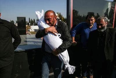  FOTOGRAFIJA KOJA JE RASTUŽILA SVET: Čovek sahranjuje desetomesečnu ćerku, žrtvu napada na civile u A 