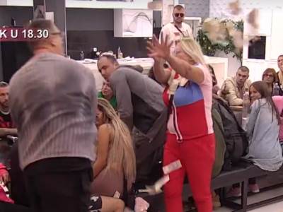  KRISTIJAN IZGOREO SKOČIO NA MARIJU KULIĆ: Gađao je novcem, pa je PLJUNUO! Uletelo obezbeđenje! 