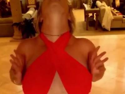  SEKSI SNIMAK U GAĆAMA: Pevačica se snimala dok pleše u donjem vešu i štiklama, pratioci šokirani! (VIDEO) 