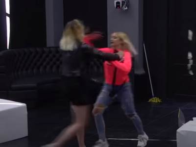  ŽENSKI FAJT U ZADRUZI: Udarac u glavu, polivanje i guranje! Reagovalo obezbjeđenje! Napravile haos (VIDEO) 