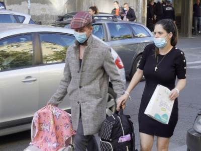  PEVAČ GRANDA IZVEO ŽENU I ĆERKU IZ PORODILIŠTA: Voditeljka pokazala zanosnu figuru! (FOTO) 
