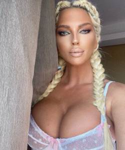  KARLEUŠINI SILIKONI ISPADAJU IZ BRUSHALTERA: Pevačicin selfi za samo nekoliko minuta prikopio GOMILU LAJKOVA! (FOTO) 