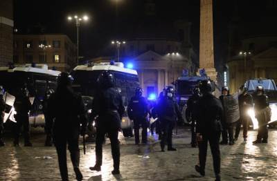  HAOS U ITALIJI ZBOG NOVIH KORONA MERA : Divljanje na ulicama, sukobi s policijom, bačene bombe! (FOTO, VIDEO) 