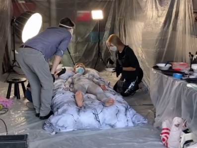  Polugola manekenka u garaži  