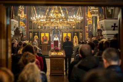  TUGA ZA AMFILOHIJEM U BEOGRADU: Građani palili svijeće kod Hrama Svetog Save (FOTO) 