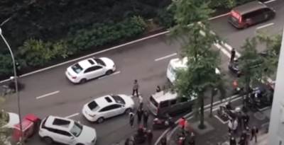  Desetine ljudi ostavile automobile i izašle na prometni put da uhvate novčanice. 