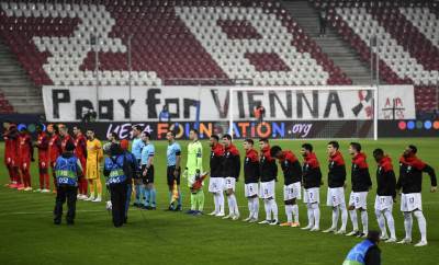  TRANSPARENT U LIGI ŠAMPIONA KOJI ŠALJE JAKU PORUKU: Fudbaleri odali počast žrtvama napada u Beču 