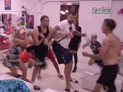  HAOS U ZADRUZI: PLJUNUO TOMU, ON SE BESNO ZALETEO NA NJEGA! Sanja najviše nastradala, reagovalo i obezbeđenje (VIDEO) 
