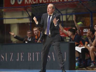  POSLE OČAJNOG POLUVREMENA TRENER ODMAH “IZRIBAO” IGRAČE: Nije čekao da odu u svlačionicu, uradio je to na terenu! 