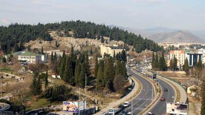  Vandali ne miruju: Lome klupe, ležeće policajce... 