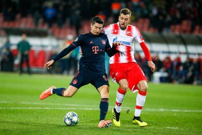  NAPRAVIO "ZLATNU LOPTU" I DODELIO JE LEVANDOVSKOM: Poznati reper rešio da ispravi fudbalsku nepravdu! (FOTO) 