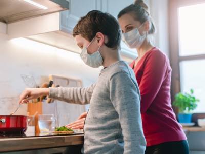  KAKO IZBEĆI INFEKCIJU KORONOM AKO ŽIVITE SA ZARAŽENIM: Doktor otkriva 7 pravila koji će vam pomoći da se zaštitite 