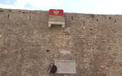  POČEO VELIKI PROTEST U BUDVI UPRKOS MJERAMA NKT-A: BORIĆEMO SE ZA SVETINJU CRNU GORU KOLIKO GOD NAM  