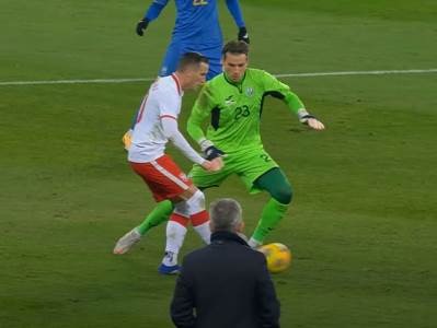  NISI NOJER I NEMOJ DA SE BRUKAŠ: Golman Ukrajine se propisno izblamirao i poklonio gol protivniku! (VIDEO) 