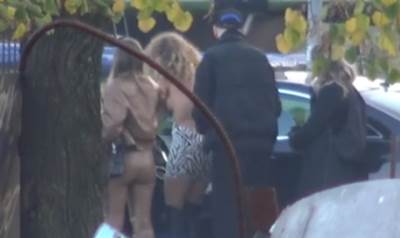  EVO SILIKONA! TEODORA DŽEHVEROVIĆ SE PRESVLAČILA NASRED ULICE: Pjevačica pokušala da se sakrije, ali BEZUSPJEŠNO! (FOTO) 